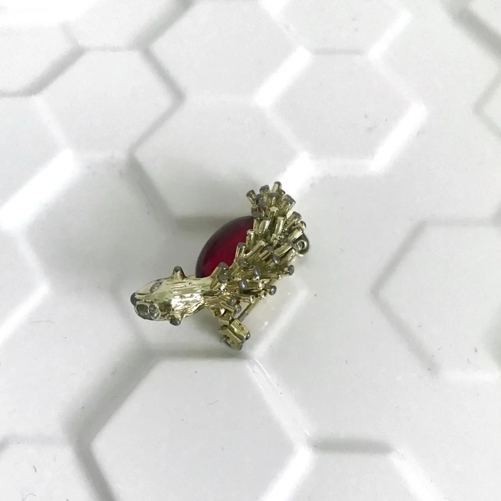 Vintage 1970’s hedgehog red & gold tone brooch pin